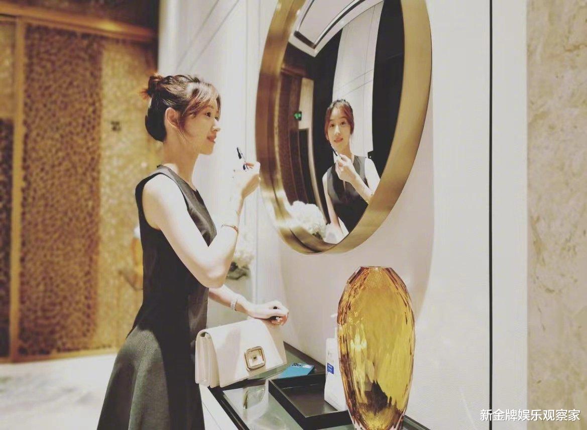 章泽天|28岁章泽天罕见晒照：忽而成熟似贵妇，忽而清纯似校花，迷人吗？