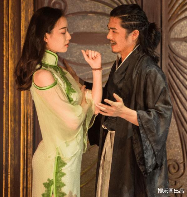 倪妮|32岁的倪妮拍片真招摇，趴在桌子上凹造型，侧身曲线接近S型