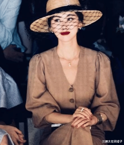 三姨太在买裙子|深扒！红色背景比韩雪还强，甩法拉利总裁，朱珠凭什么这么牛？