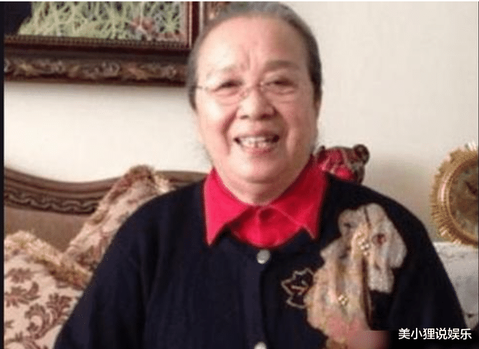 李明启|容嬷嬷年轻时竟是校花，本以为是开玩笑，晒出照片后：比香妃还美