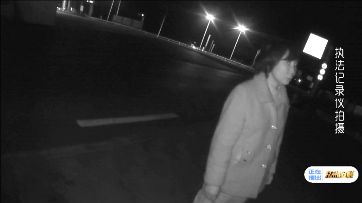 安顺直通车 一女子竟在高速应急车道睡觉，幸好有他们