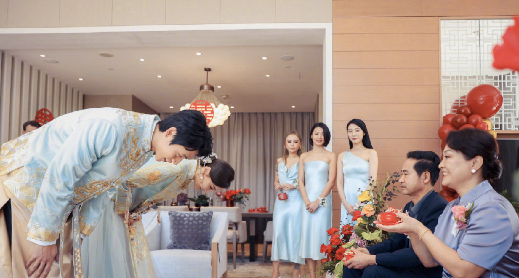 魏晨|魏晨接亲画面曝光，夫妻鞠躬敬茶献长辈，新娘于玮笑容幸福甜蜜