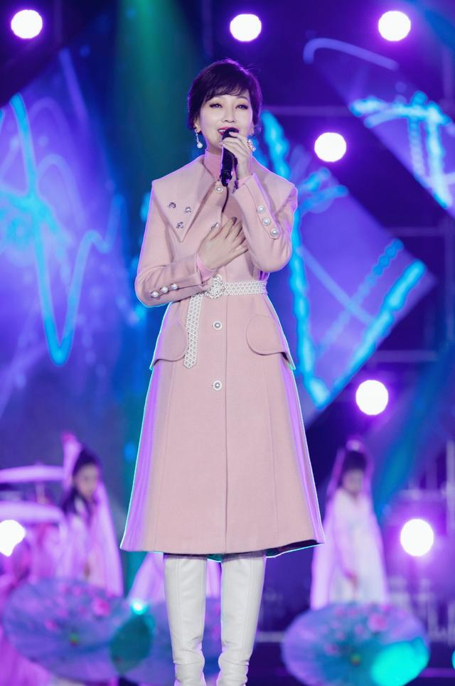 赵雅芝|又被赵雅芝惊艳了，粉色大衣配白靴清新又甜美，扎起低马尾更温柔