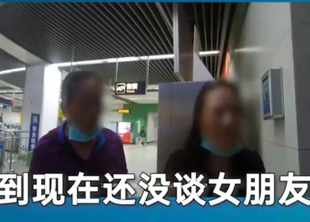 Haviven聊球看 男子地铁脱裤子全裸猥亵女乘客，场面太不堪！