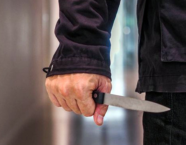 烟台 昔日邻里举刀相向，血腥大案由鸡毛蒜皮小事引起