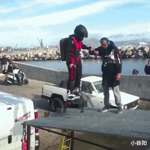 小谷阳|妹子！你白长两条大长腿，被人卖了你还得给人家数钱！哈哈哈