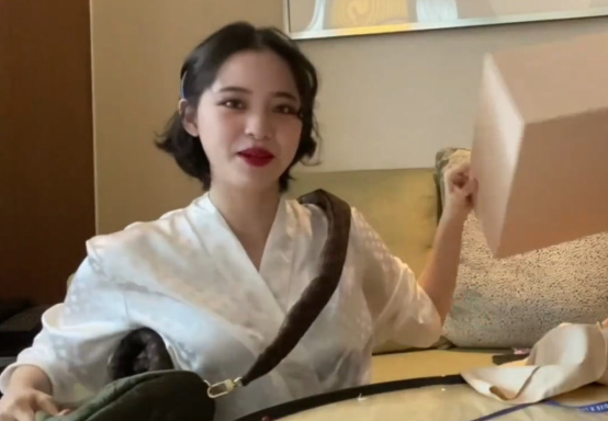 欧阳娜娜|欧阳娜娜晒工作日常，穿浴袍出镜妆容艳丽引争议，被直指博眼球