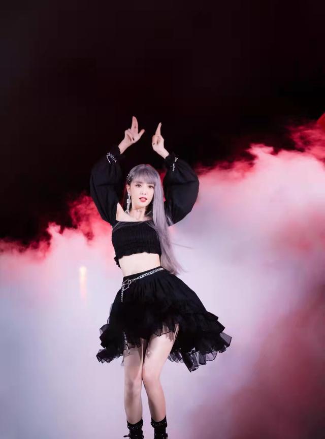 波波的时尚 佟丽娅离婚后变化大到认不出，全黑LOOK化身“暗黑少女”，超美