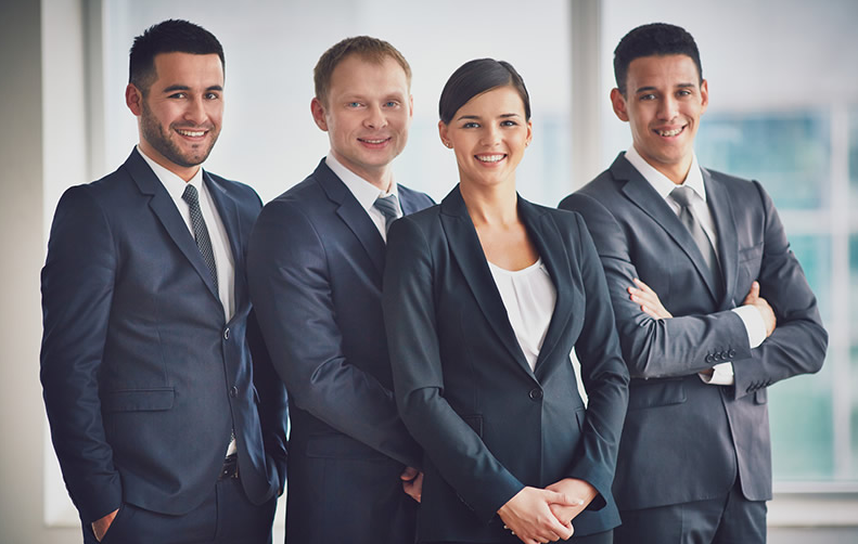 老猫聊职场 公司聚会，员工将剩菜打包，月底发工资时，收到一条短信愣住了