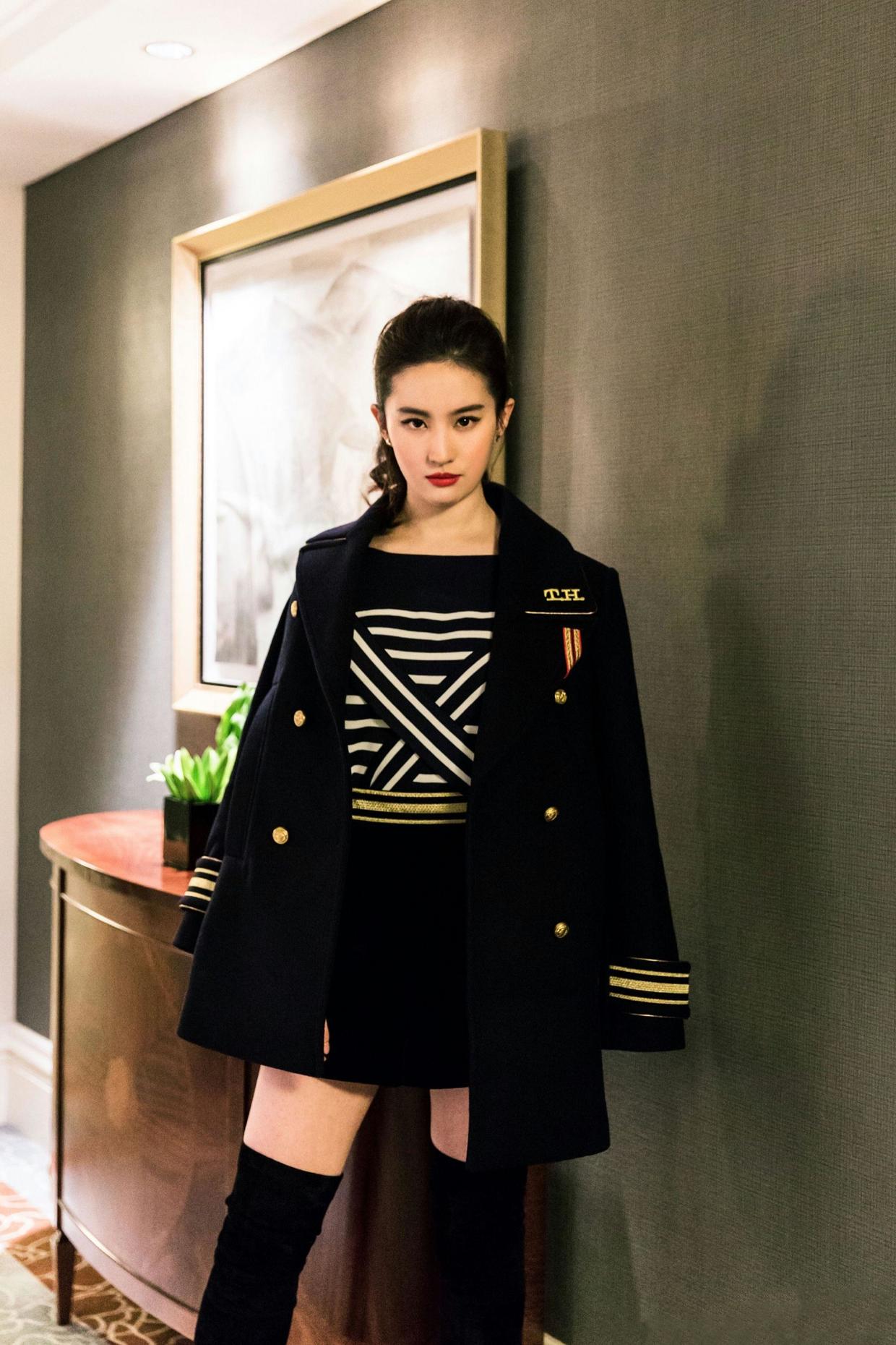 马伊琍|刘亦菲真有“自信”，紫色抹胸连衣裙穿出高级感，高挑纤瘦太美了