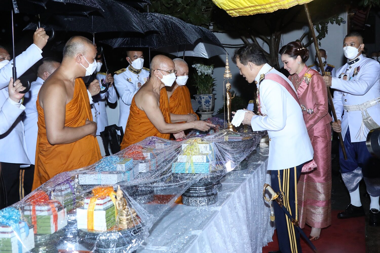 全球时尚风行 苏提达最新造型惊艳!粉裙太好看,手拿纸扇太有中国风,赢了贵妃