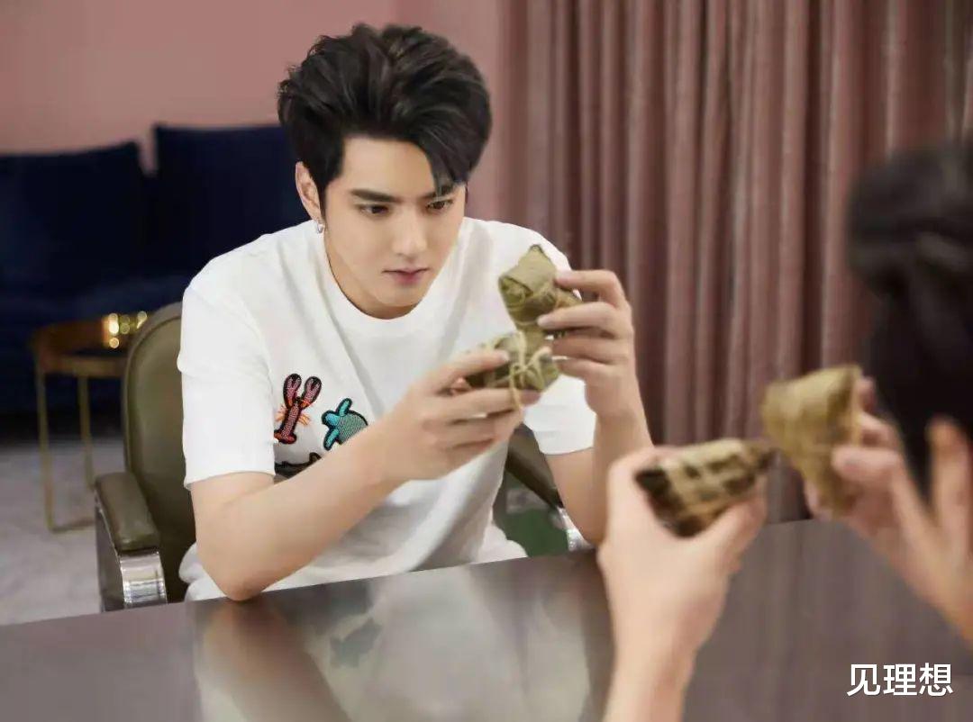 吴亦凡|网曝吴亦凡被刑拘后现状:住单间被单独监视,母亲垂死挣扎天价求律师为儿子辩护!