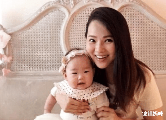 锦鲤妈咪|伊能静女儿穿“红配绿”出镜，变身小公主，有个会搭配的妈妈真好
