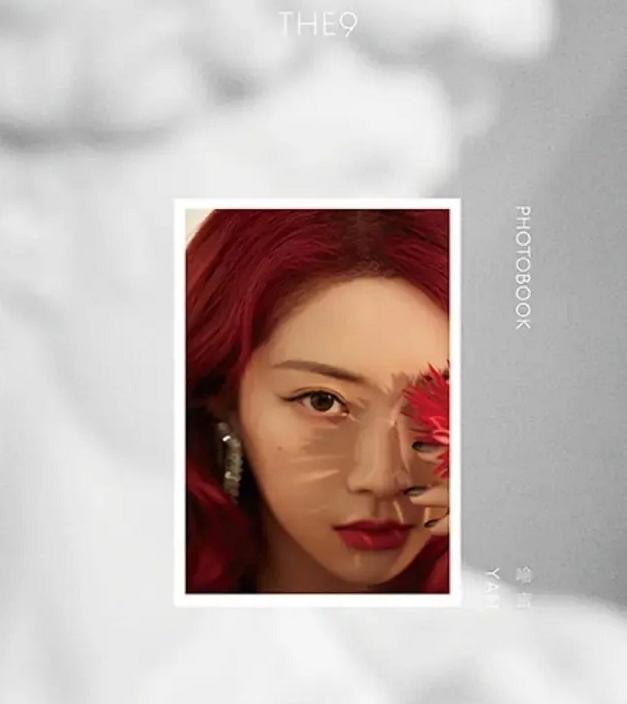 许佳琪|THE9拍摄大头照，其他人都脸怼着镜头，唯独许佳琪以美背抢镜