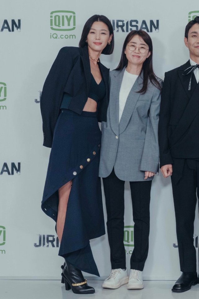 时尚风行派 全智贤新剧出场就大爆火!穿西装气场大开,披肩长发美回巅峰状态