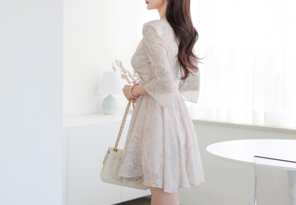 心壹文学|女神孙允珠高清时尚搭配:芳夏梅雨萦波鸢蓝小花轻纱裙