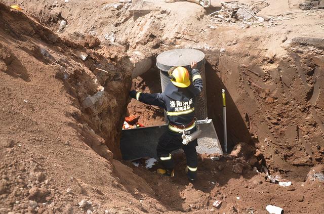 东方今报 洛阳工地塌方男子被掩埋仅露出头部，消防员徒手挖掘4小时成功营救