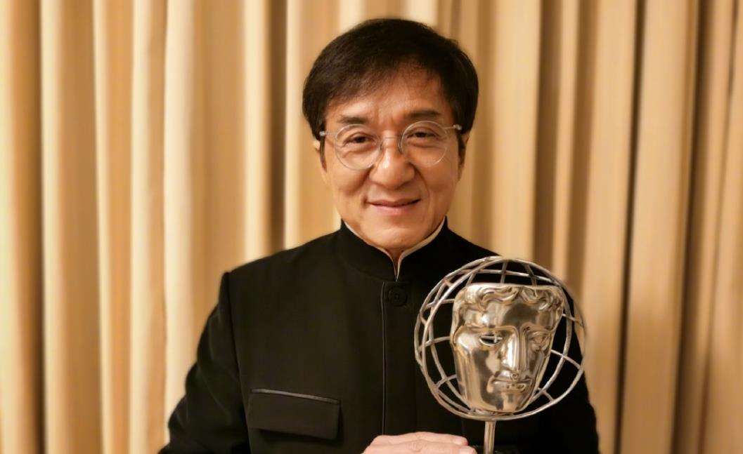 成龙|成龙出镜受采访，顺势将手放在女主持肩上，女方表情尴尬不敢直视