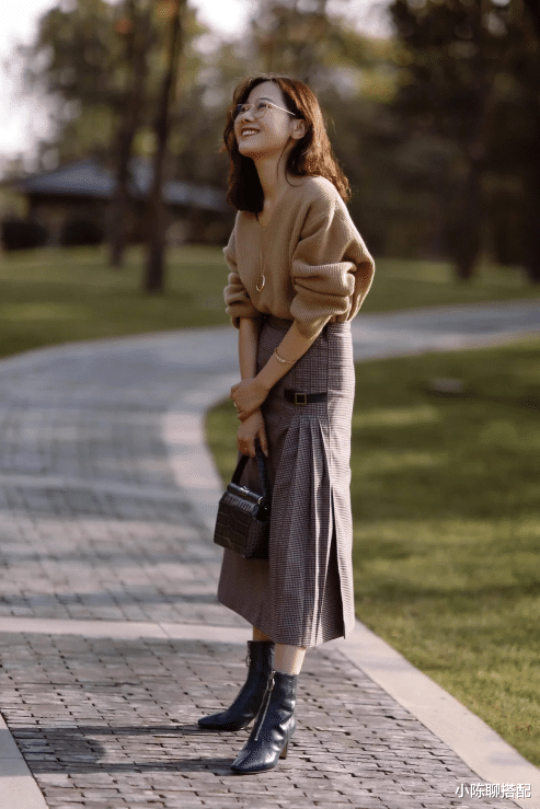 小陈聊搭配 50+女人别老穿小白鞋,今秋流行的“小短靴”太优雅,保暖还舒适