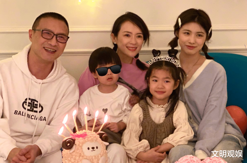 章子怡|章子怡为女儿庆生，2岁儿子正面照被公开，长得像谁一目了然