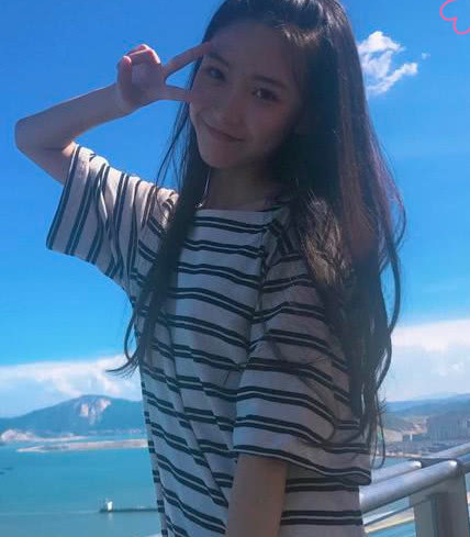 女孩|当年爆红的“剪刀手女孩”，富豪许诺等她10年，如今还好吗？