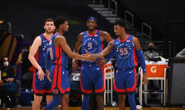 活塞队|拒绝17分逆转！湖人3巨头轰85分！詹皇打疯了！4虎将97分虽败犹荣