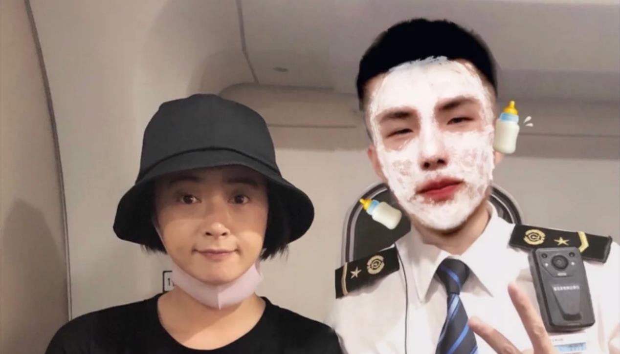 方脸妹说时尚|蒋欣骨架大太吃亏！穿卡通T恤肩宽背厚，身材比男乘务员还大一号