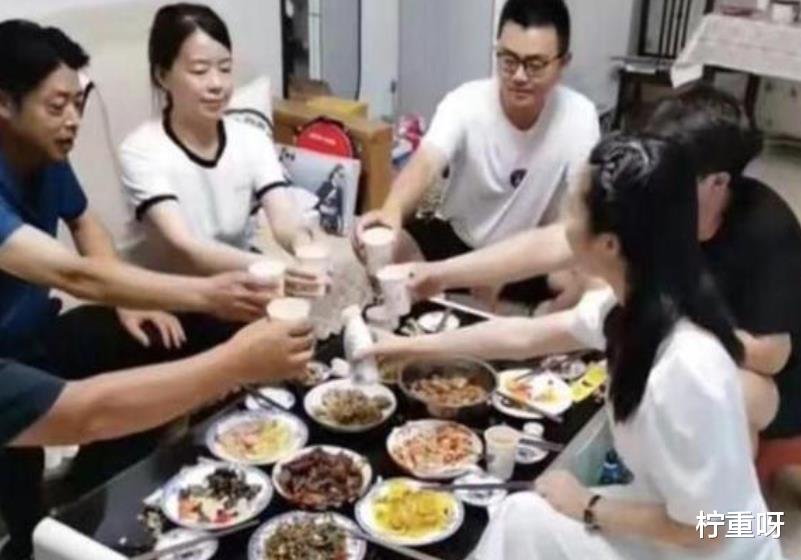 柠重呀 许敏终与儿子团聚，儿媳田静晒奇奇百天照，和姚威简直是复制粘贴