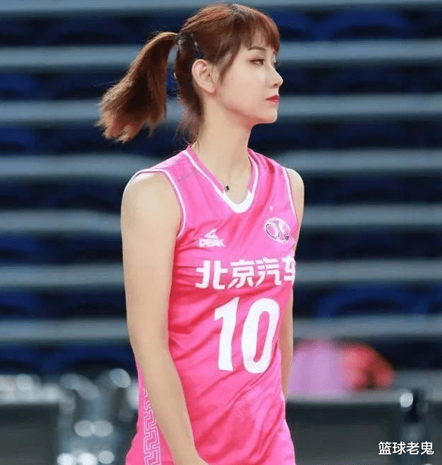 北京女排|北京女排21歲小將因高顏值爆紅，濃妝艷抹上場比賽，被批不敬業(yè)