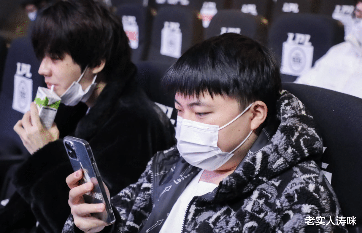 lpl|“UZI成全场焦点”！LPL选手大会出现2大名场面，LWX与刘青松再次同框