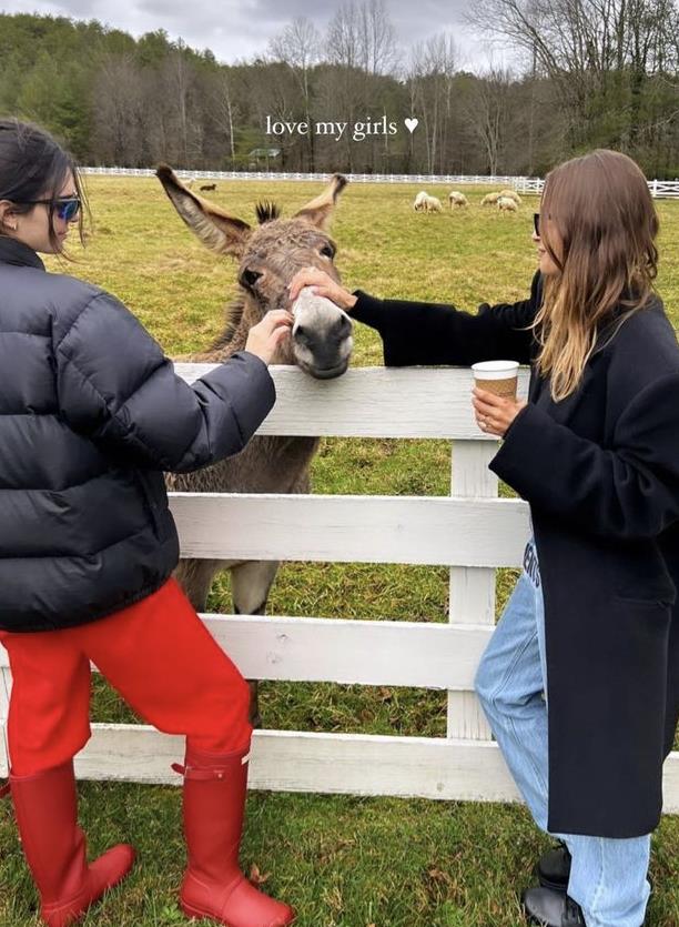 贾斯汀·比伯|贾斯汀·比伯夫人捧丈夫脸笑到眼消失，穿瑜伽裤健身线条不输肯豆