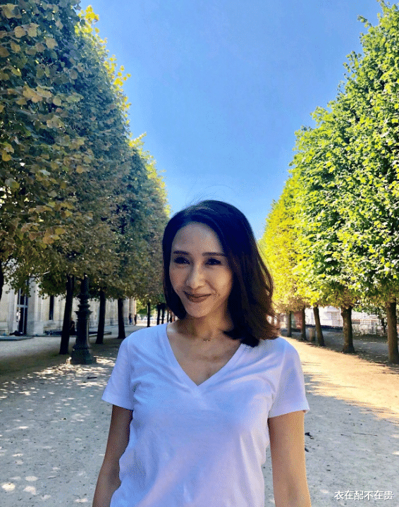 衣在配不在贵 黎姿哪像年过半百的人？白T恤配运动裤，陪孩子散步状态像大姐姐