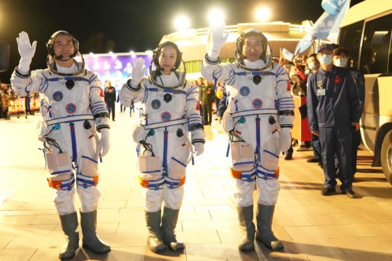 王亚平|追星当追王亚平，致敬首个出舱的中国女宇航员！美国女宇航员表态