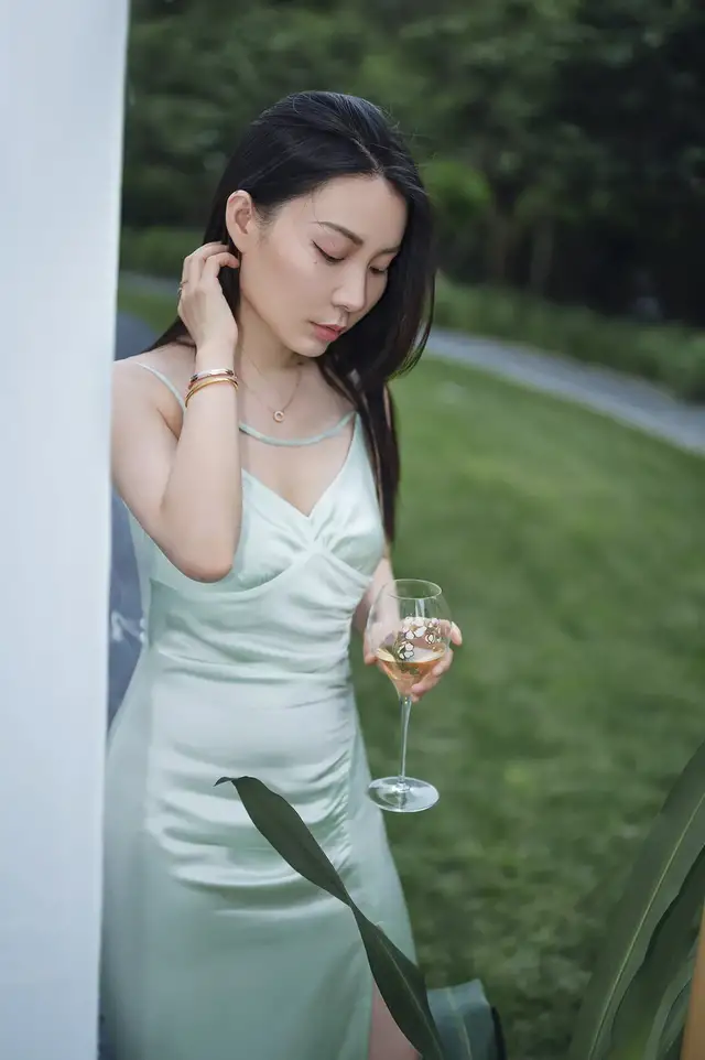 时尚生活派|繁花盛夏,带上香槟叫上闺蜜,一起投向美丽时光的户外浪潮