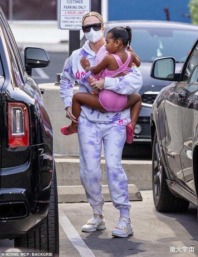 成毅|科勒·卡戴珊分享育儿经，自称“虎”妈，为3岁女儿做时间表