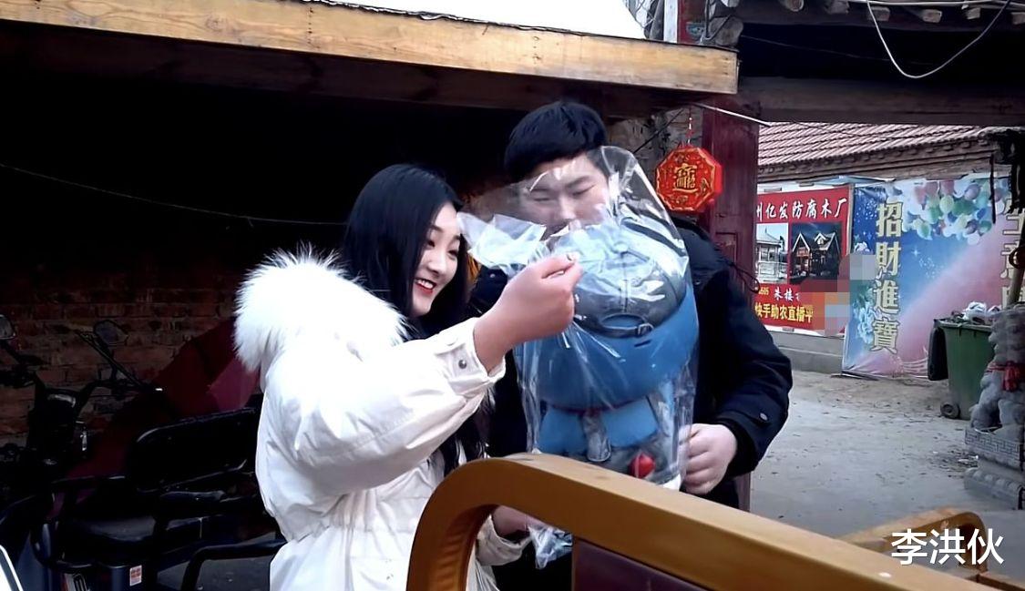 粉色|朱单伟考驾照享VIP待遇，教练亲自开车接人，吃的是餐馆标配大餐