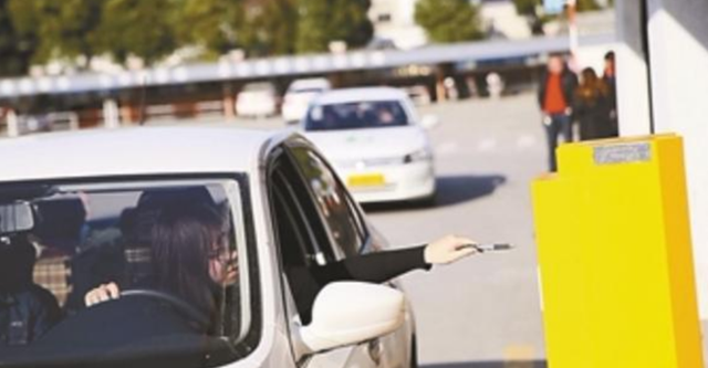 崔小娟說學習 上萬車主因停車取卡被罰？交警：已經網開一面了，還不長記性！