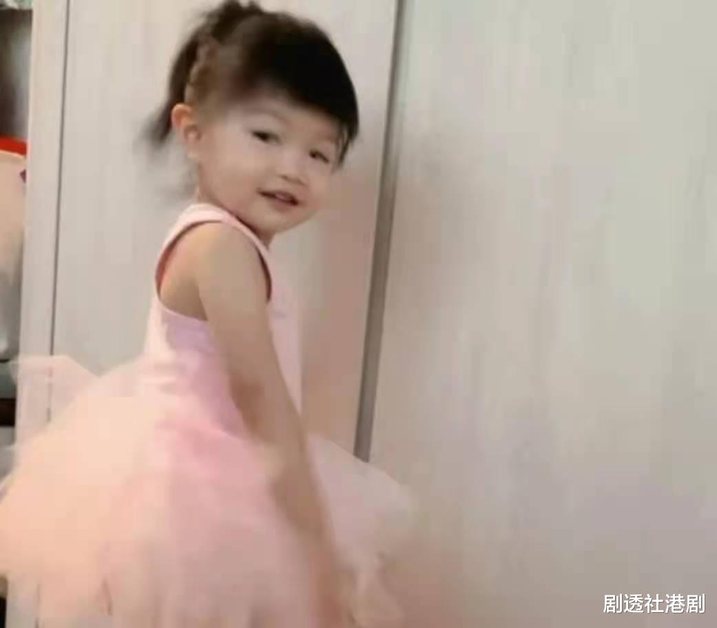 陈展鹏|2岁啦！TVB视帝陈展鹏女儿入读著名星级学府，一年学费超八万元