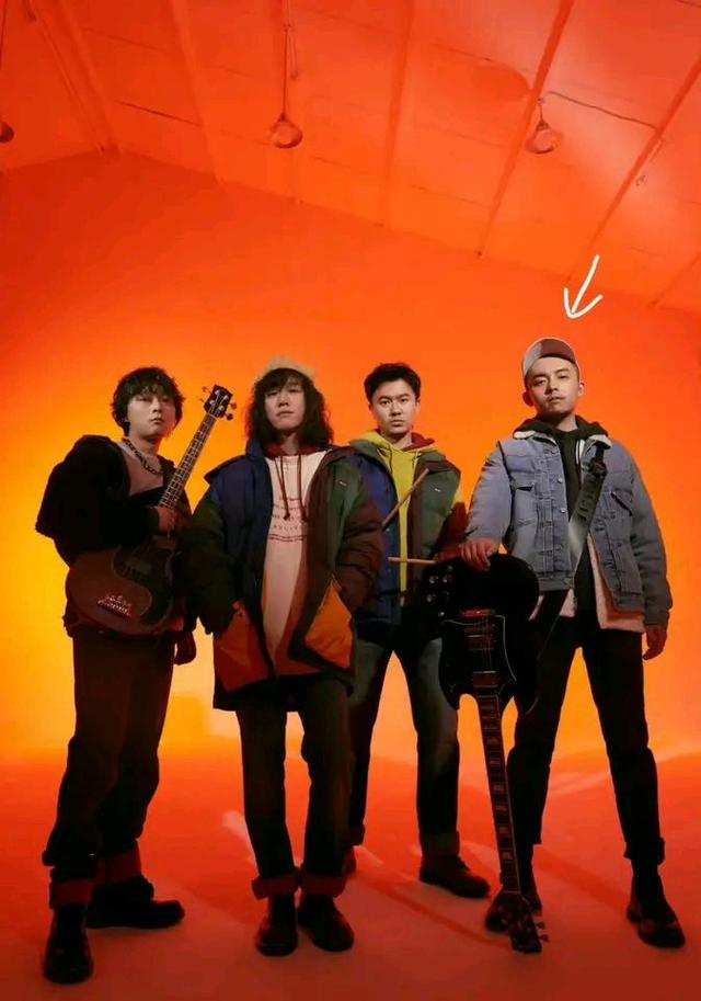 周迅|见家长？周迅带绯闻男友卓越回家乡衢州，与亲友一同逛街买奶茶