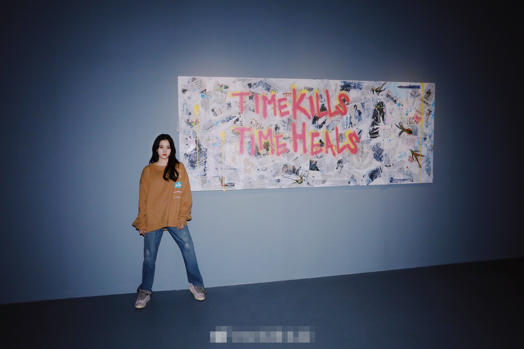 一街拍|欧阳娜娜艺术展造型,穿卫衣配牛仔裤,网友:初中生都没她嫩!