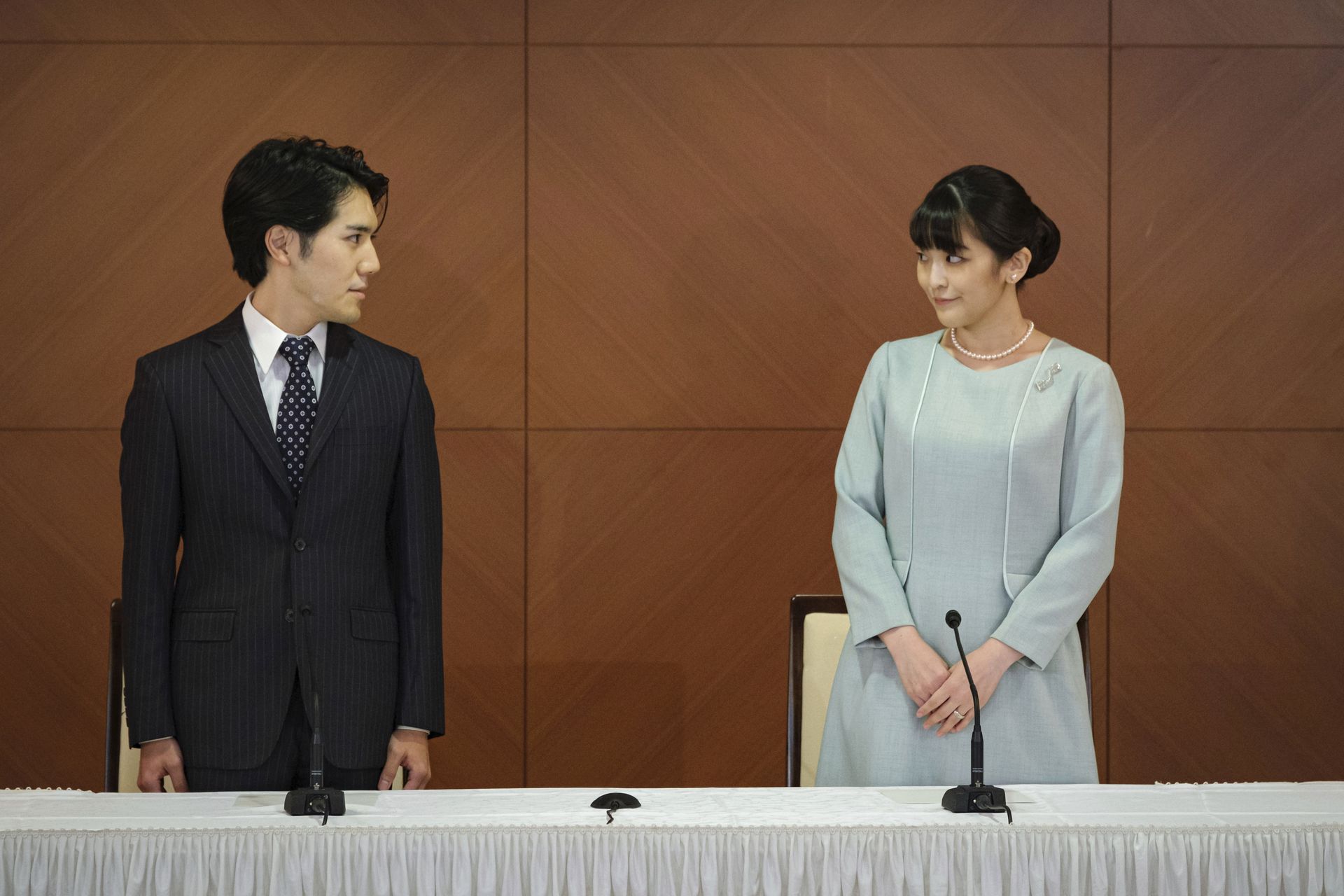 揭秘日本真子公主出嫁细节,与妹妹拥抱告别感染众人,无不落泪