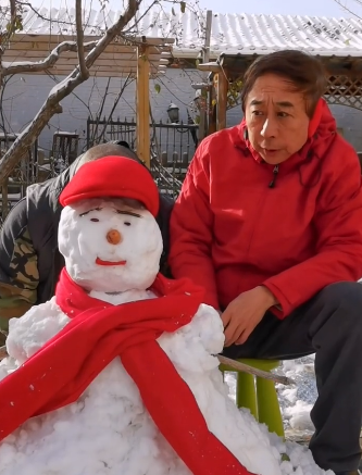 胡歌|63岁冯巩豪宅外堆雪人！坐小板凳打扮厚实，雪人长相跟冯巩一个样