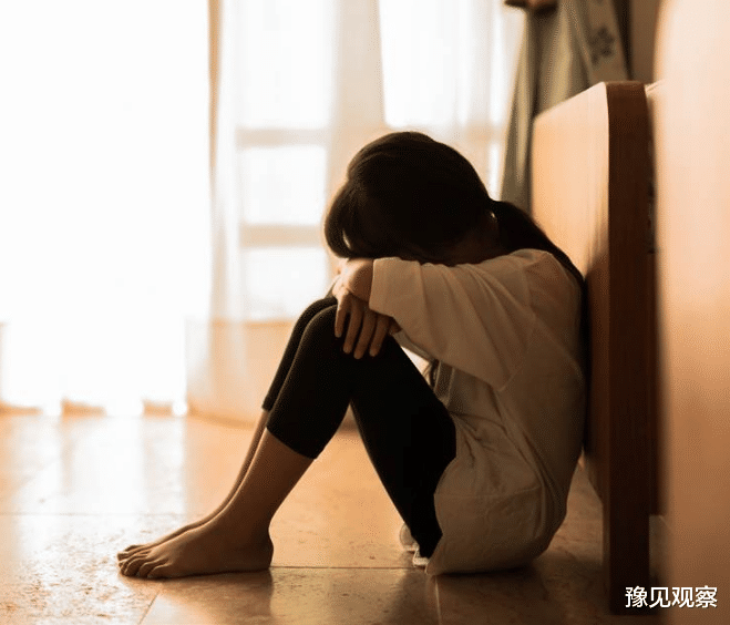 豫见观察 女童玩耍摔倒楼梯门牙断一半，男同学狠推遭求偿26万