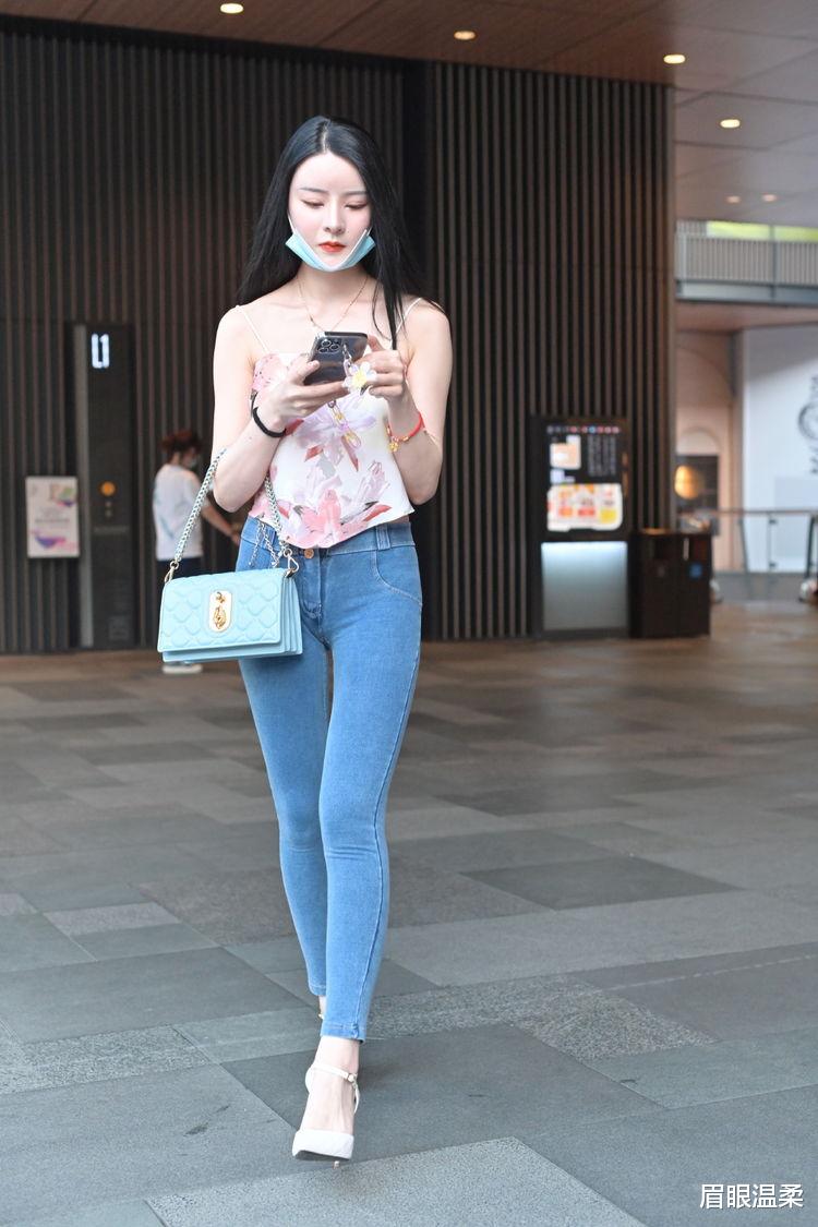眉眼温柔 美女的打扮非常好看，黑色连衣裙修身显瘦，女人味十足，时尚迷人