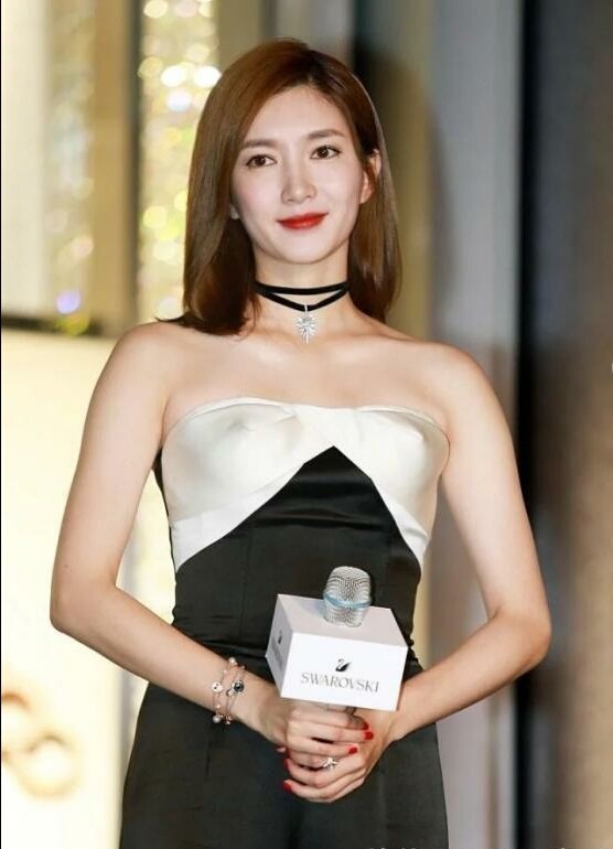 江疏影|江疏影晒出最新美照，34岁的她越来越女人味十足，网友：漂亮迷人