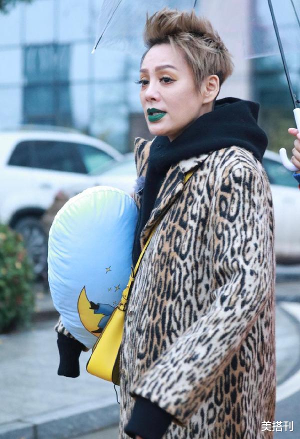 口红|宁静不愧是女王,穿豹纹涂绿口红,“中毒”色只有她能驾驭了吧