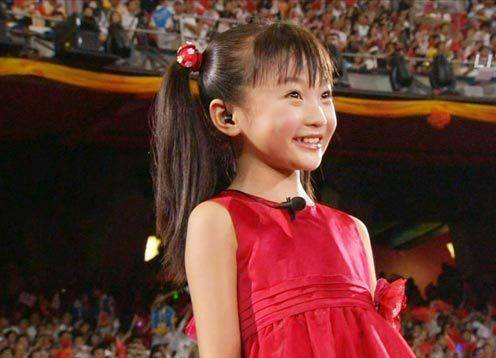 林妙可|林妙可毕业聚餐照曝光，和美女同学同框颜值出众，穿短裤秀美腿