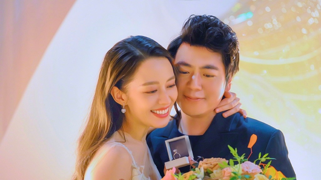 郎朗|郎朗零点为吉娜庆生，送钻戒寓意美好，两人贴面拥抱像求婚现场
