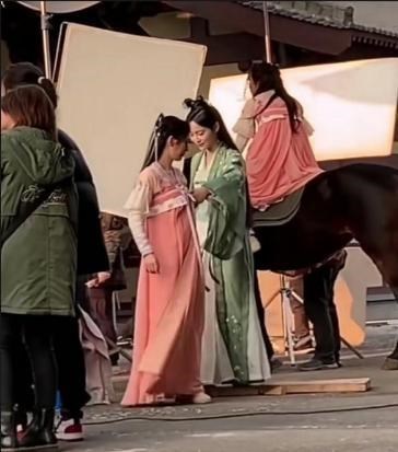 谢霆锋|她曾是赵丽颖替身，趁颖宝怀孕时疯狂接戏，如今30岁2人平起平坐