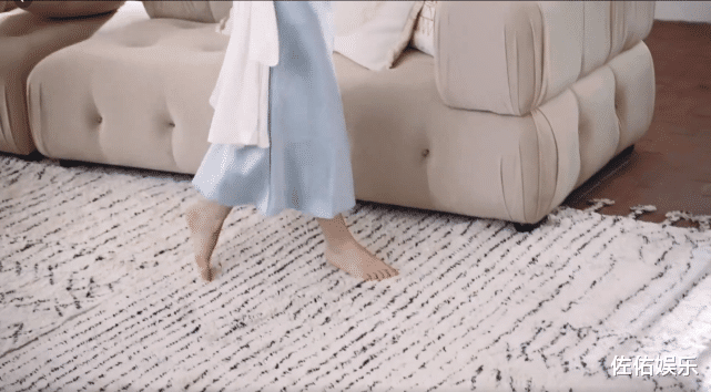 赵丽颖|赵丽颖公开最新行程受期待，穿睡袍秀舞姿，俏皮灵动少女感满满